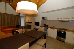 comedor Cabaña para 8 personas en un hotel en Bariloche.